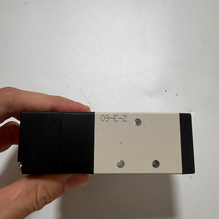 Airtac 4HA230C-06: Hand Valve. Toggle Style - 4HA230C06