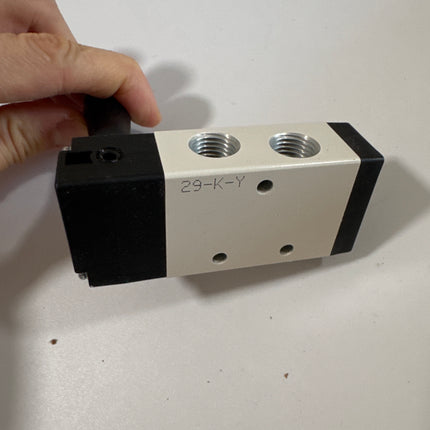 Airtac 4H230C-08: Hand Valve. Toggle Style - 4H230C08