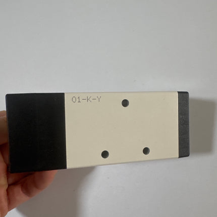 Airtac 4H330E-08: Hand Valve. Toggle Style - 4H330E08