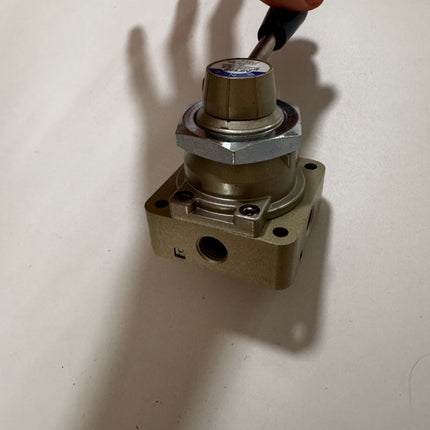 Airtac 4HV230-08: Hand Valve. Rotary Style - 4HV23008S