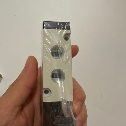 Airtac 4V310-08: Solenoid Air Valve - 4V31008C