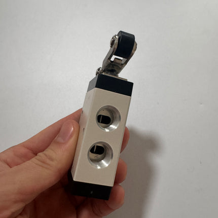 Airtac M5R210-08: Manual Valve. 5 Way - M5R21008T