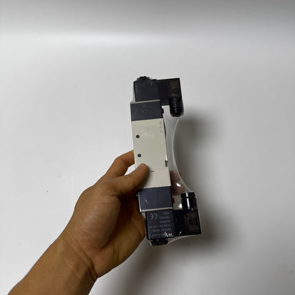 Airtac 4V330C-10: Solenoid Air Valve - 4V330C10C