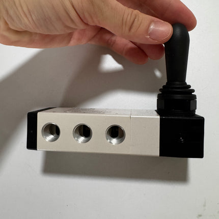 Airtac 4HA330C-08: Hand Valve. Toggle Style - 4HA330C08