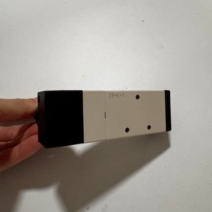 Airtac 4HA330E-08: Hand Valve. Toggle Style - 4HA330E08