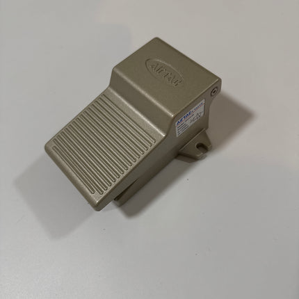 Airtac 3F210-08: Pneumatic Foot Pedal. 3 Way - 3F21008