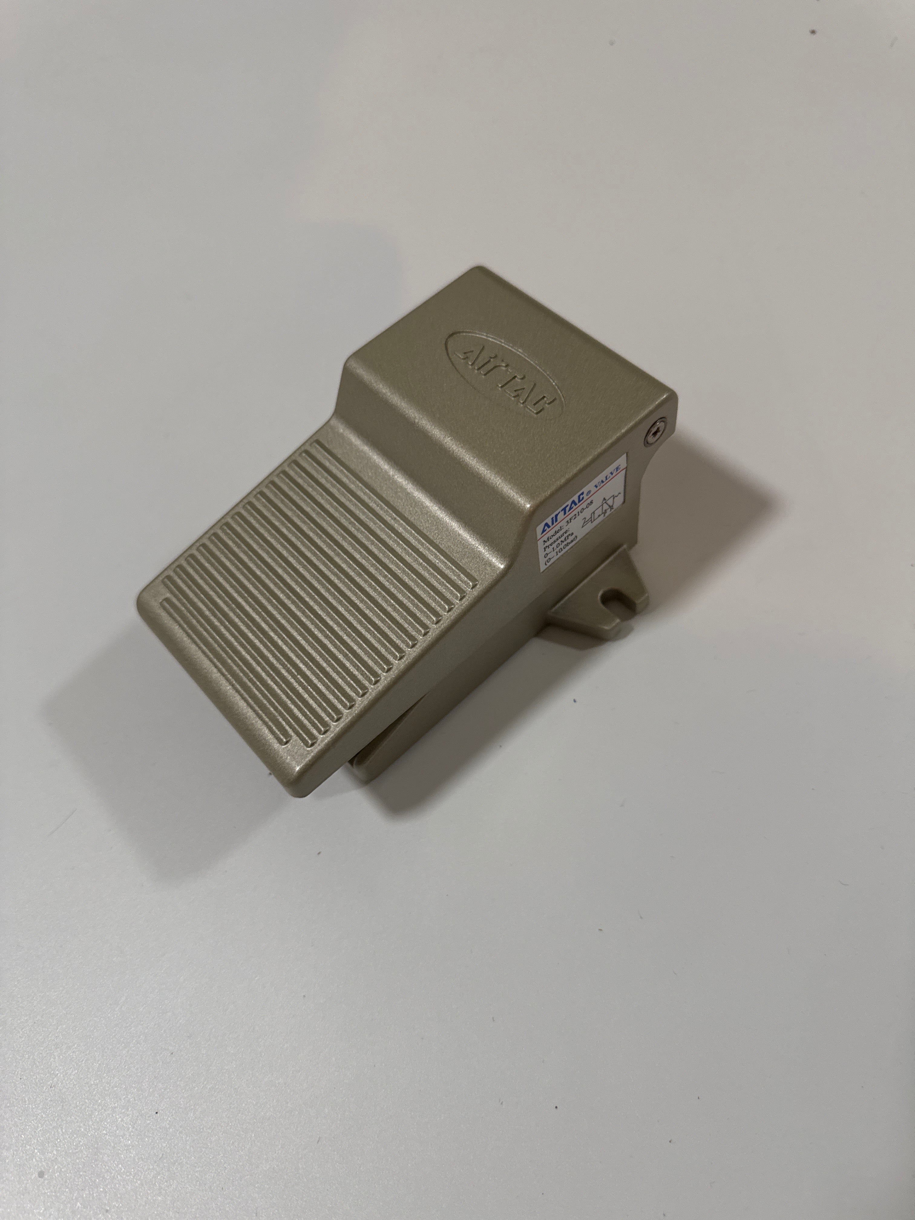 foot pedal valve Airtac 3F210-08: Pneumatic pedal. 3 way
