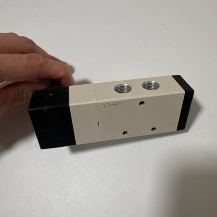 Airtac 4HA330C-08: Hand Valve. Toggle Style - 4HA330C08