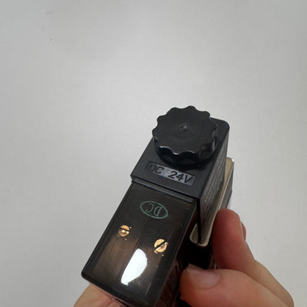 Airtac 4V320-08: Solenoid Air Valve - 4V32008B