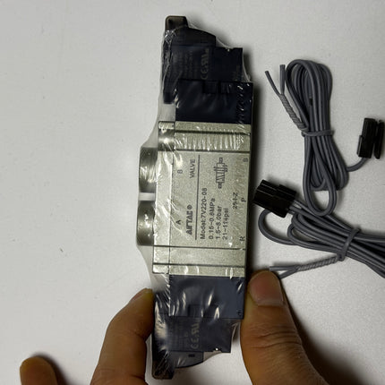 Airtac 7V220-08: Solenoid Air Valve  - 7V22008B050
