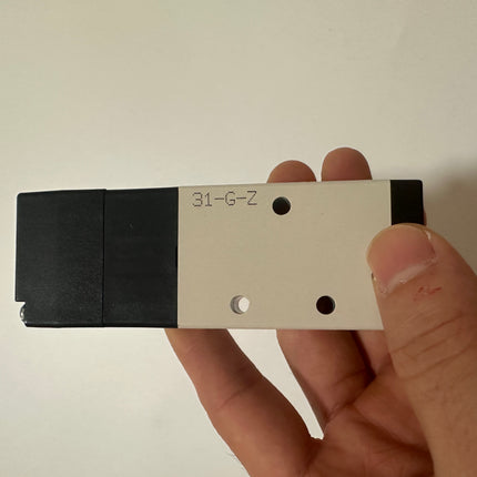 Airtac 4HA230C-08: Hand Valve. Toggle Style - 4HA230C08