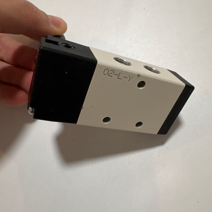 Airtac 4H230E-06: Hand Valve. Toggle Style - 4H230E06G