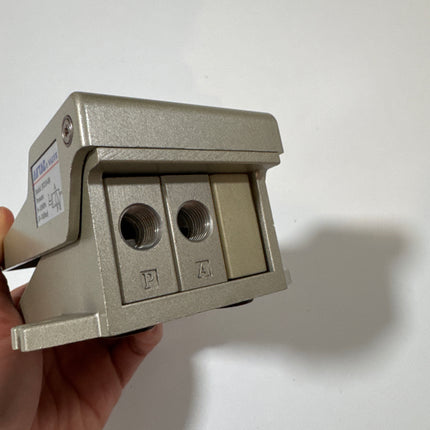 Airtac 3F210-08: Pneumatic Foot Pedal. 3 Way - 3F21008