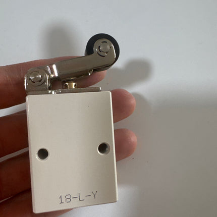 Airtac S3R-08: Manual Valve. 3 Way - S3R08