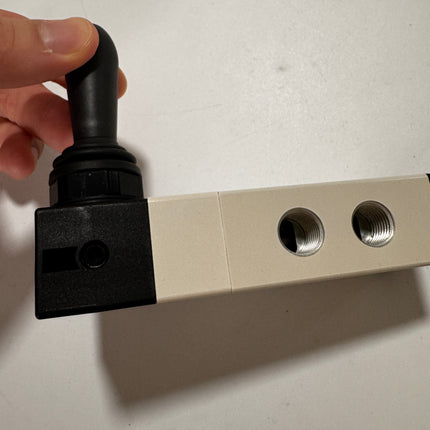 Airtac 4HA330C-08: Hand Valve. Toggle Style - 4HA330C08