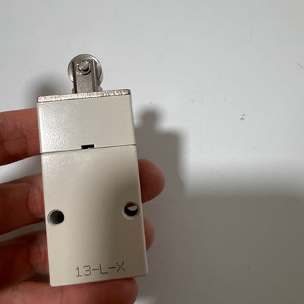 Airtac S3V-06: Manual Valve. 3 Way - S3V06