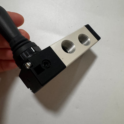 Airtac 4H230C-08: Hand Valve. Toggle Style - 4H230C08