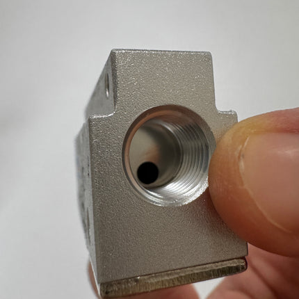 Airtac CM3B-06: Manual Valve. 3 Way - CM3B06T