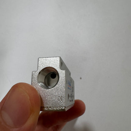 Airtac CM3B-06: Manual Valve. 3 Way - CM3B06T