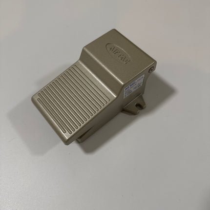 Airtac 3F210-08: Pneumatic Foot Pedal. 3 Way - 3F21008T