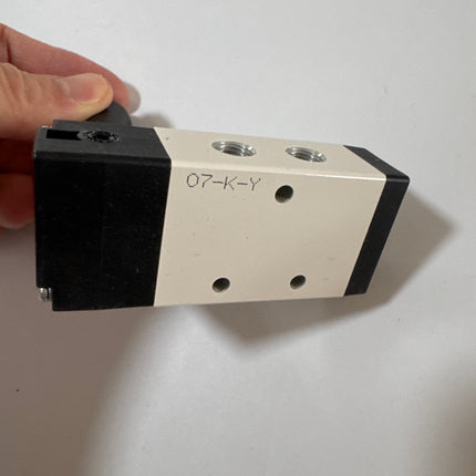 Airtac 4H230C-06: Hand Valve. Toggle Style - 4H230C06