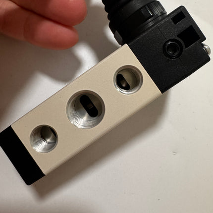 Airtac 4H230C-08: Hand Valve. Toggle Style - 4H230C08