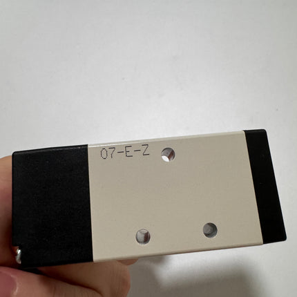 Airtac 4H230C-06: Hand Valve. Toggle Style - 4H230C06T