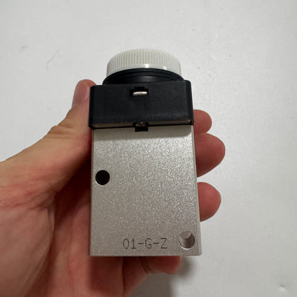 Airtac CM3PF-08: Manual Valve. 3 Way - CM3PF08BG