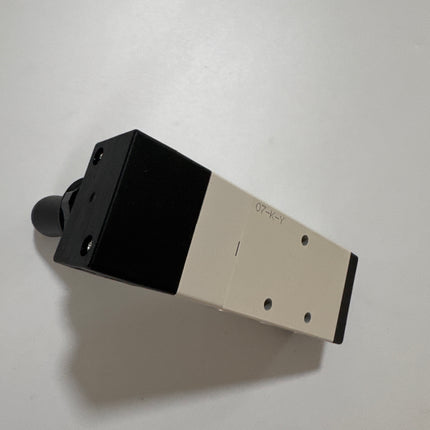 Airtac 4HA330C-10: Hand Valve. Toggle Style - 4HA330C10