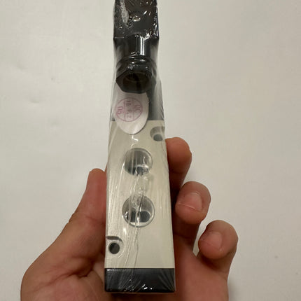 Airtac 4V310-08: Solenoid Air Valve - 4V31008A