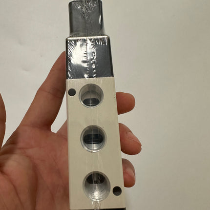 Airtac 4V310-08: Solenoid Air Valve - 4V31008A