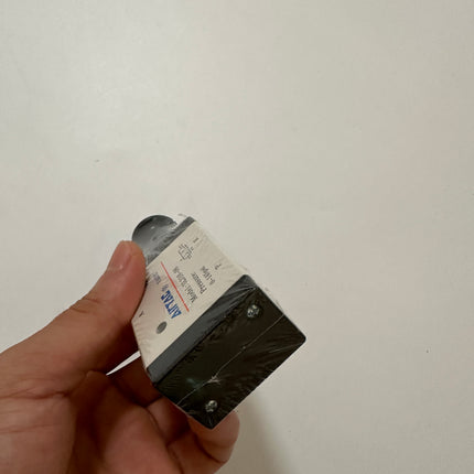 Airtac 3L310-08: Push Pull Valve. 3 Way - 3L31008T