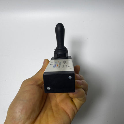 Airtac 4H330C-08: Hand Valve. Toggle Style - 4H330C08