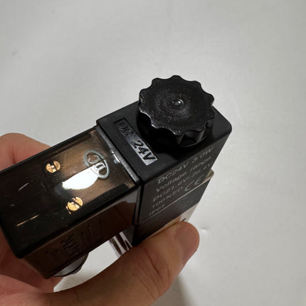 Airtac 4V210-08: Solenoid Air Valve - 4V21008B