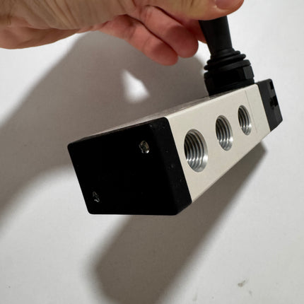 Airtac 4HA330C-08: Hand Valve. Toggle Style - 4HA330C08