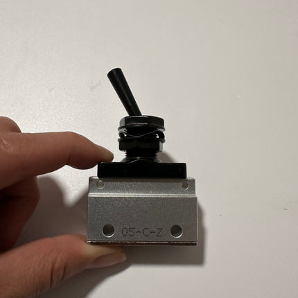 Airtac CM3Y-06: Manual Valve. 3 Way - CM3Y06