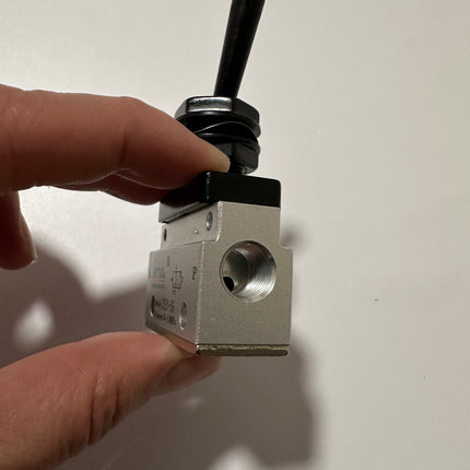 Airtac CM3Y-06: Manual Valve. 3 Way - CM3Y06