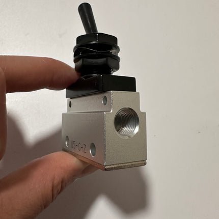 Airtac CM3Y-06: Manual Valve. 3 Way - CM3Y06