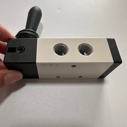 Airtac 4H310-08: Hand Valve. Toggle Style - 4H31008